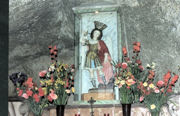 San Michele sull'altare della grotta